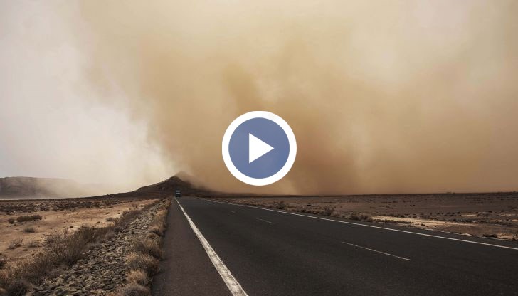 Засегнати са около стотици полети, временно бяха спрени и фериботите