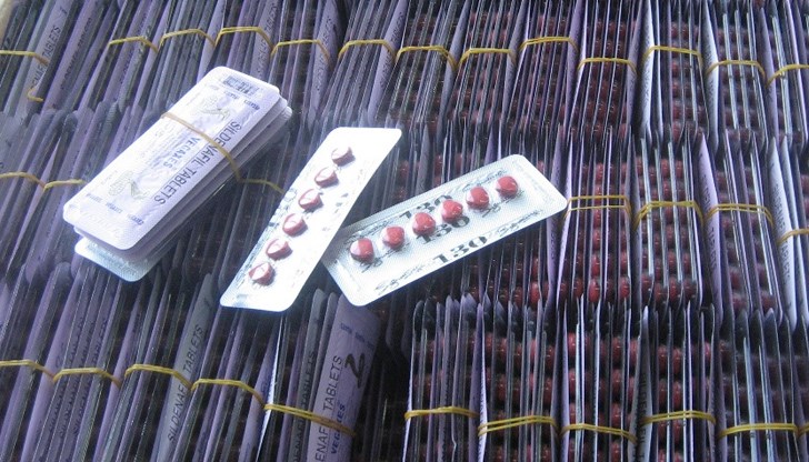 При сканиране на товара с рентгенова апаратура митническите служители са се усъмнили, че между описа и реалното съдържание на кашоните има разминаване