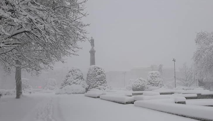 Всичко е покрито в бяло, а натрупалите се снежинки карат русенци да почувстват истински красотата на зимните пейзажи в Малката Виена