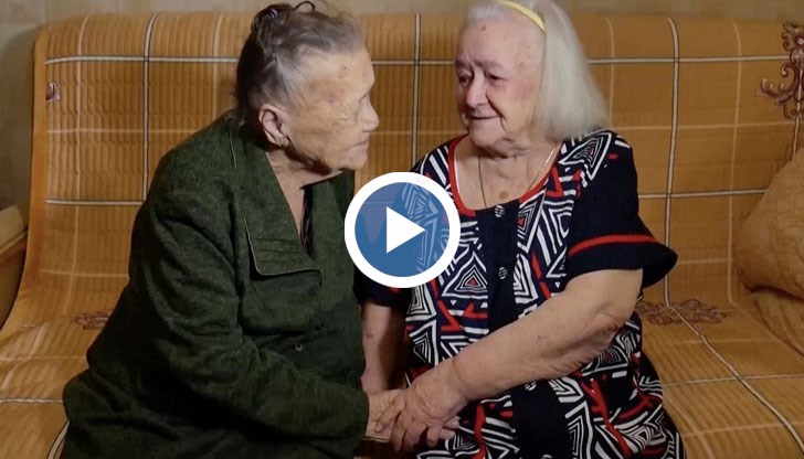 Юлия и Розалина Харитонови, които сега са на 92 и 94 години, се прегърнаха и целунаха, докато около тях близките им не криеха сълзите си