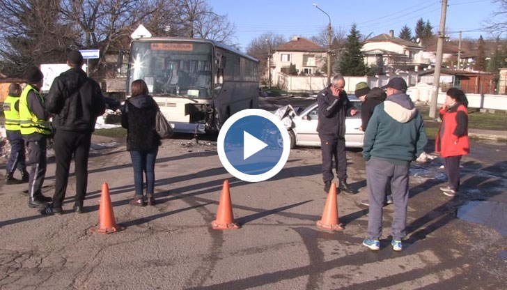 Автобус с пътници се удари челно с Голф