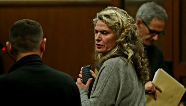 Не познавам и никога не съм виждала с очите си член на Комисията по хазарта, заяви в съдебната зала Елена Динева Не познавам и никога не съм виждала с очите си член на Комисията по хазарта, заяви в съдебната зала Елена Динева