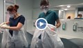 Лекари от ВМА показаха как се слага защитното облекло