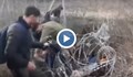 Мигранти срязаха оградата от бодлива тел, за да влязат в Гърция