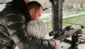 Кубрат Пулев учи Андреа да стреля със снайпер