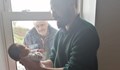 Дядо се запозна с внучето си през прозореца