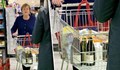 Ангела Меркел се запасява с тоалетна хартия и вино