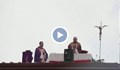 Свещеник в Неапол изнесе литургия от покрива на църква