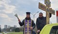 Отец ръси със светена вода около целия град Бургас