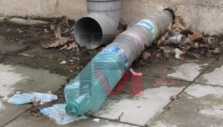 Уникална конструкция типично по български изумява русенци, които минават покрай блок до Кукления театър