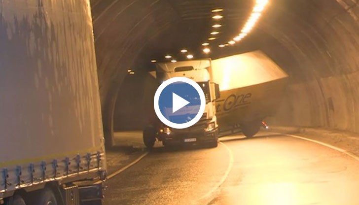 Тежкотоварен автомобил запуши тунела