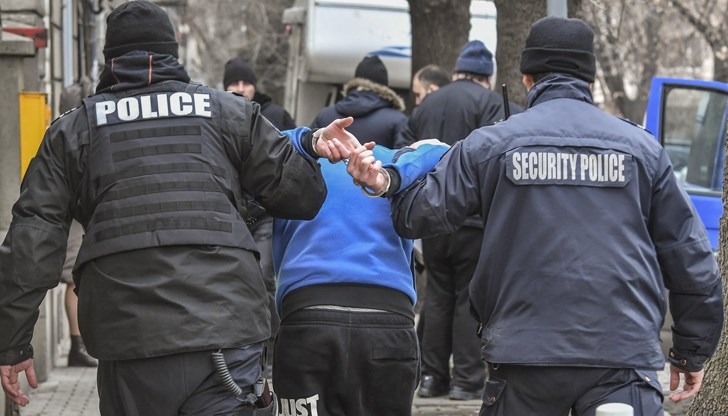 Малко по-късно е заловен от четири полицейски екипа на Централна гара в София