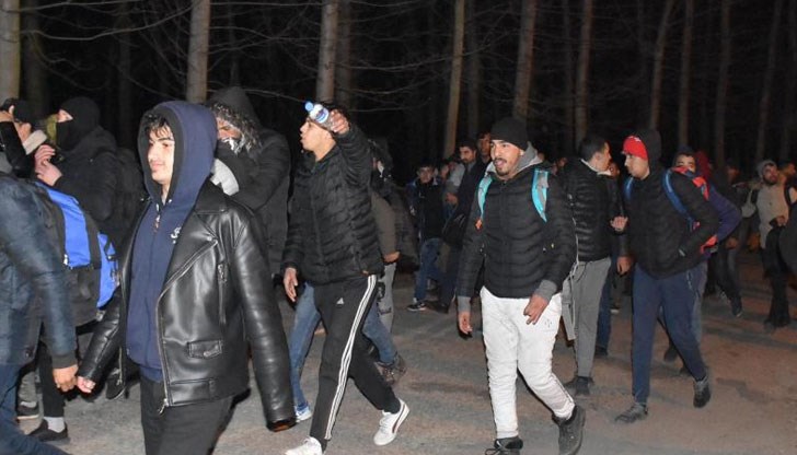 Броят на мигрантите, които се придвижват през Одрин към границата, нараства през деня, когато коли, таксита и автобуси пристигат от Истанбул Броят на мигрантите, които се придвижват през Одрин към границата, нараства през деня, когато коли, таксита и автобуси пристигат от Истанбул