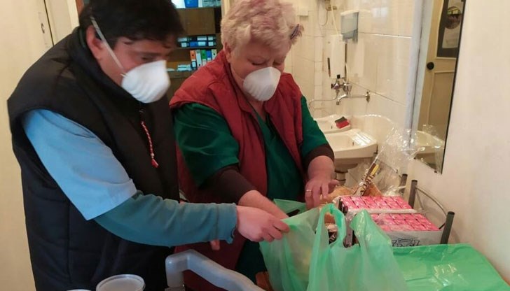 Храната е приготвена в обществената трапезария и ще се разнася от екипи на Общината и доброволци