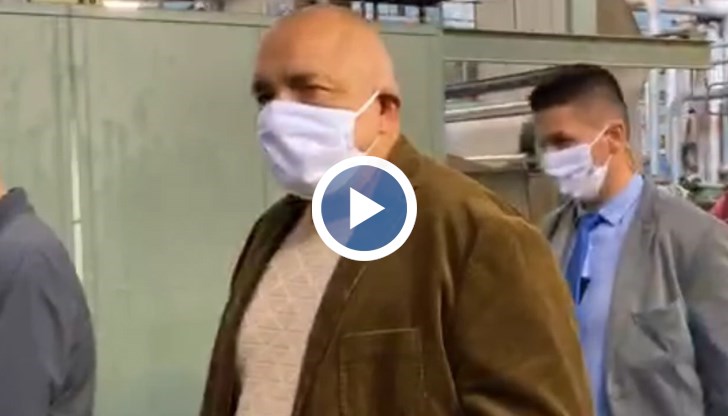 Премиерът инспектира работата в завод за производство на защитно облекло срещу коронавируса