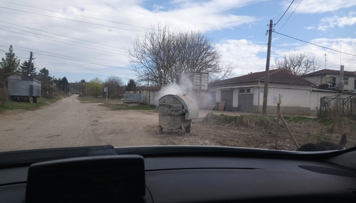 Горят отпадъци точно на входа за ул. "Свети Валентин" Горят отпадъци точно на входа за ул. "Свети Валентин"