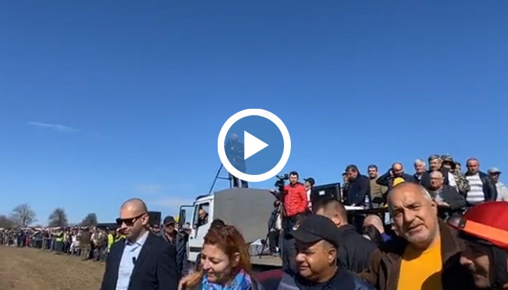 Премиерът не спря да разговаря и да се снима с хората