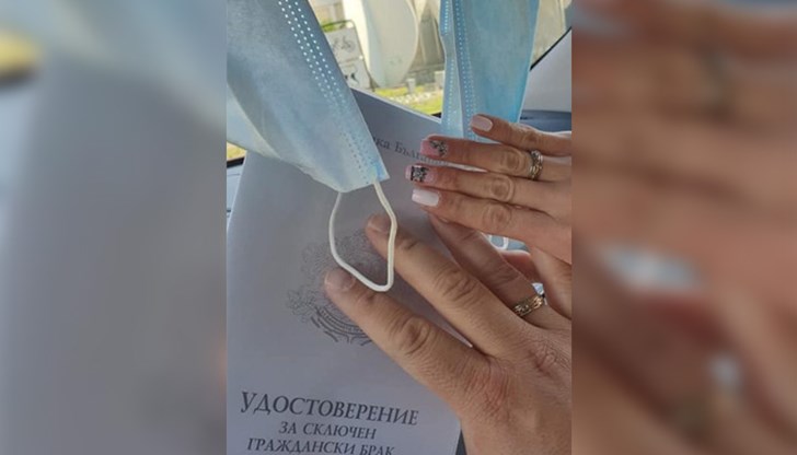 Младоженците бяха с маски