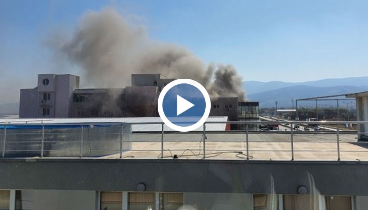 Над сградата се издига гъст черен дим