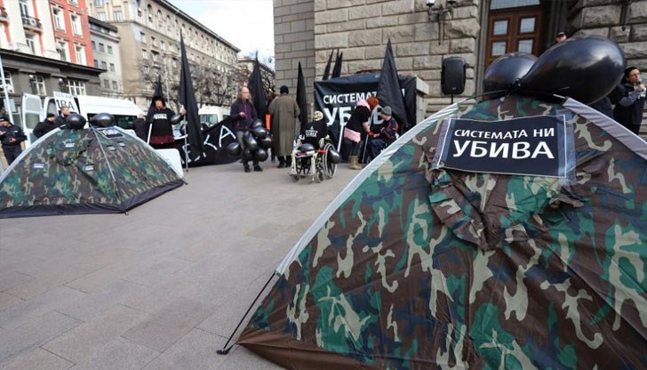 Майките от „Системата ни убива” искат оставката на Деница Сачева