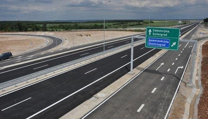 АПИ разчиства 20-километровия участък от автомагистралата и прилежащата двуметрова ивица