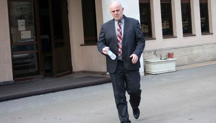 Искането на главния прокурор за тълкуване на конституцията трябва да бъде допуснато до разглеждане днес