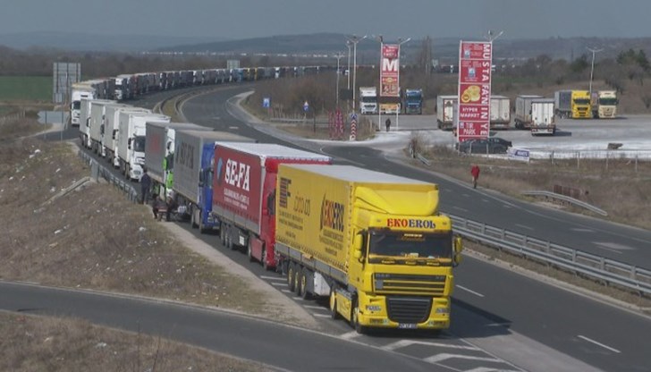 Шофьорите остават в капан заради огромното задръстване вече няколко дни