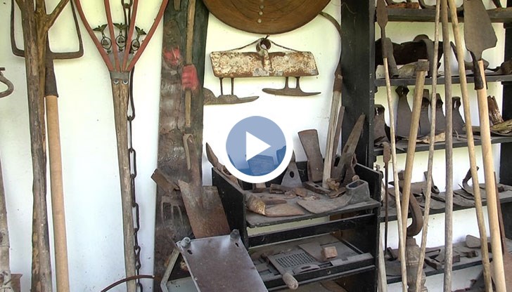 Той показва едно село как може да се промени чрез изкуството