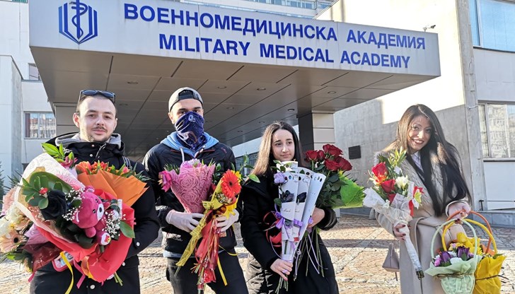 Аплодисментите днес са под формата на цветя