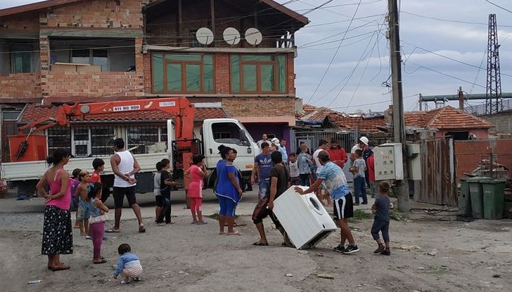 Ромите създавали суматоха, защото се насочвали към УМБАЛ Бургас с настояване да бъдат изследвани, за да се уверят дали не са се заразили с COVID 19