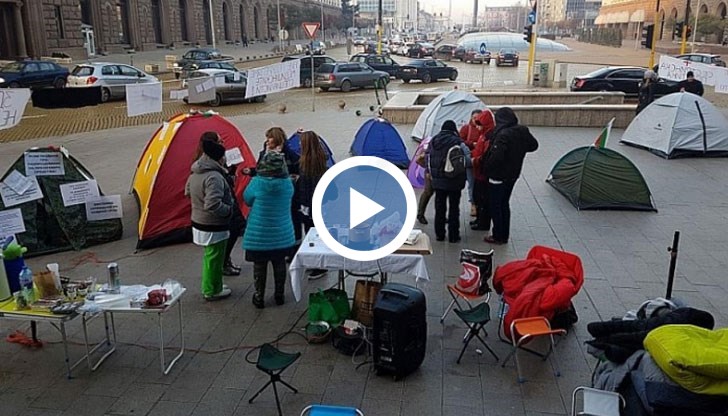 Барикадираха се в бившия Партиен дом, който се ползва от Народното събрание