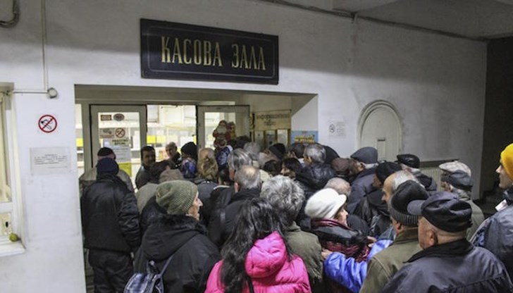 Утре стотици хиляди българи ще се наредят един след друг за получаване на пенсии