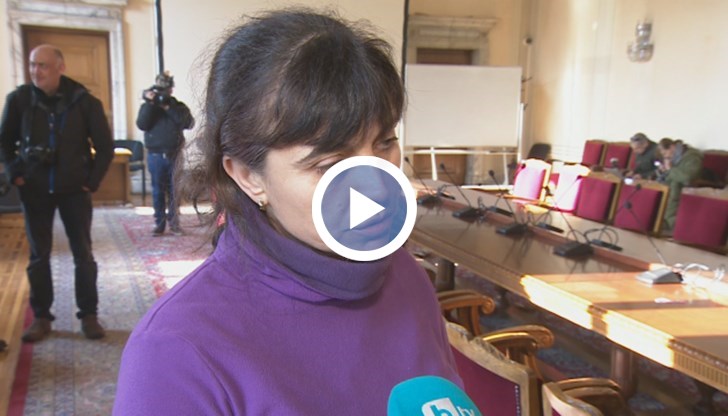 От вчера вечерта 5 сестри се барикадираха в залата, където заседава Здравната парламентарна комисия