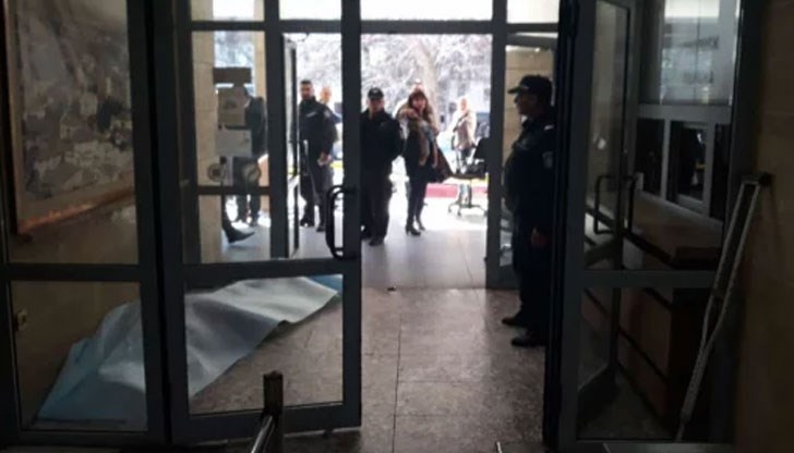 Опитите на служителите на "Съдебна охрана" да го спасят са се оказала безуспешни