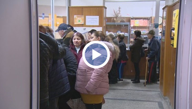 В пощенската станция в Дряново още от рано сутринта десетки хора чакат на опашки