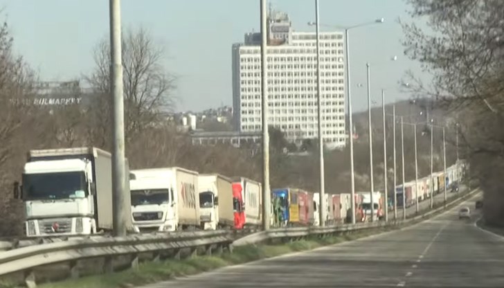 Опашката от българска страна е около 7 километра, а от румънска - около 10 километра Опашката от българска страна е около 7 километра, а от румънска - около 10 километра