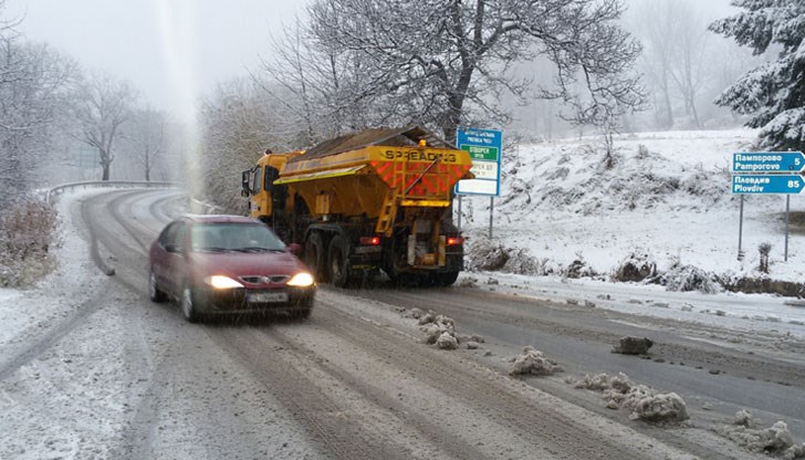 Ограничава се движението на моторни превозни средства над 12 тона с ремаркета и полуремаркета през прохода Превала поради снеговалеж и снегопочистване