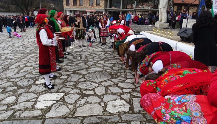 Празникът в село Бачево е неповторим заради носиите, обичаите и традиционните кушии