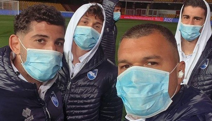 Валери Божинов и съотборниците му от Пескара си направиха любопитна снимка преди мача с Беневенто Валери Божинов и съотборниците му от Пескара си направиха любопитна снимка преди мача с Беневенто