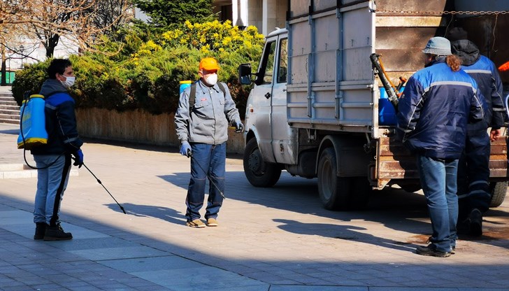 Пръскането се извършва от служителите на ОП „Паркстрой - Русе“