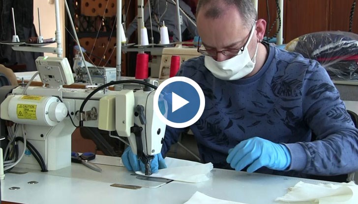 От учебното заведение приемат заявки от директорите на училищата в областта, за да ушият необходимия брой маски за всички образователни институции