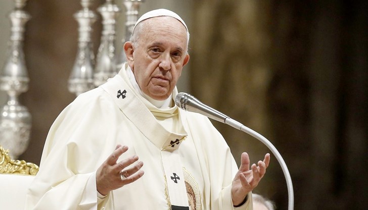 83-годишният понтифик е забелязан да кашля и да си духа носа, но Ватикана в неделя бързо опроверга спекулациите