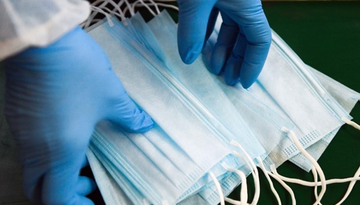 стойността на една маска излиза 1,2 евро или около 2,40 лева, а на един респираторен апарат - 30 000 евро или около 60 000 лева