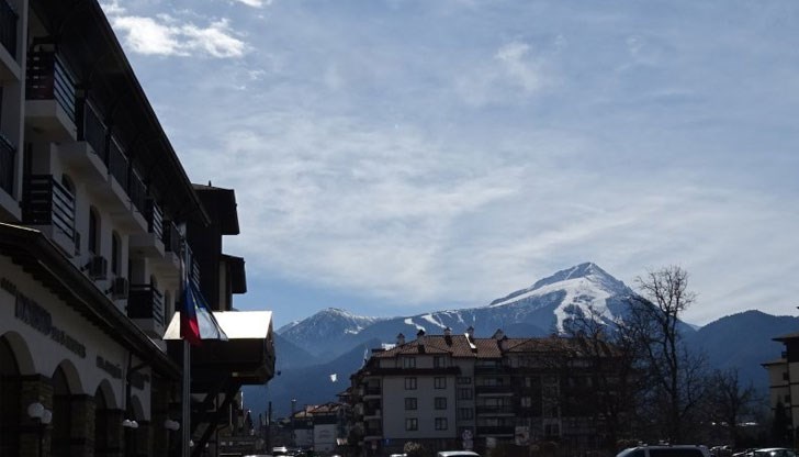 Ски зона Банско продължава да работи въпреки призивите на властите подобни обекти да бъдат временно затворени