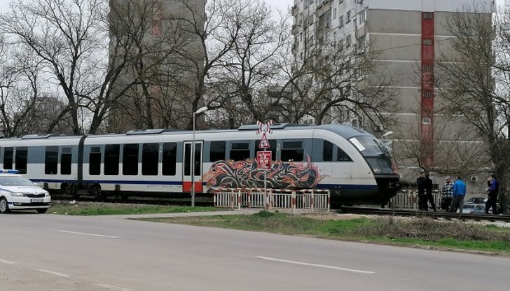 Инцидентът е станал около 13:45 часа на жп прелеза в квартал “Здравец Север“