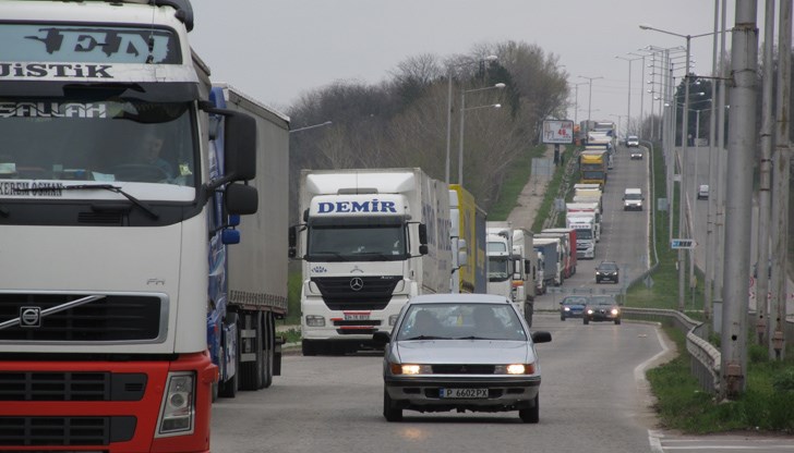 Пускат камионите по „зелените коридори“ заради извънредното положение