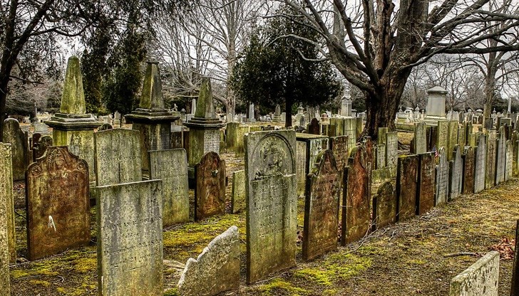 Достъпът до гробището беше забранен, за да се избегнат евентуални контакти с възрастни хора