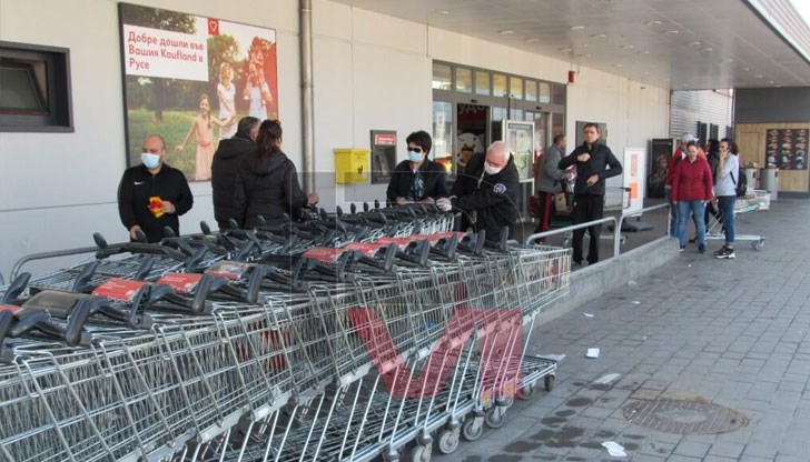 Спазиха часовете за пазаруване с малки изключения