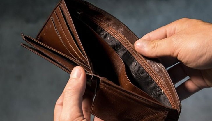 Потърпевшият мъж открил пред дома си портмонето си с документите, но от него липсвали парите