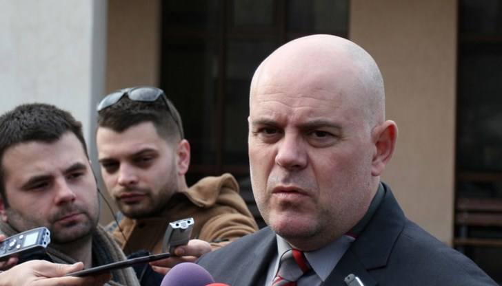 Незабавно трябва да се мине в режим на почти военно положение Незабавно трябва да се мине в режим на почти военно положение